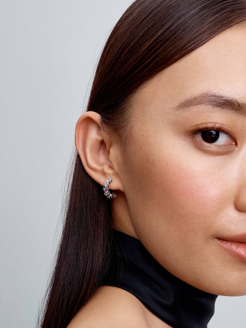 Pendientes de aro abiertos con corazones brillantes