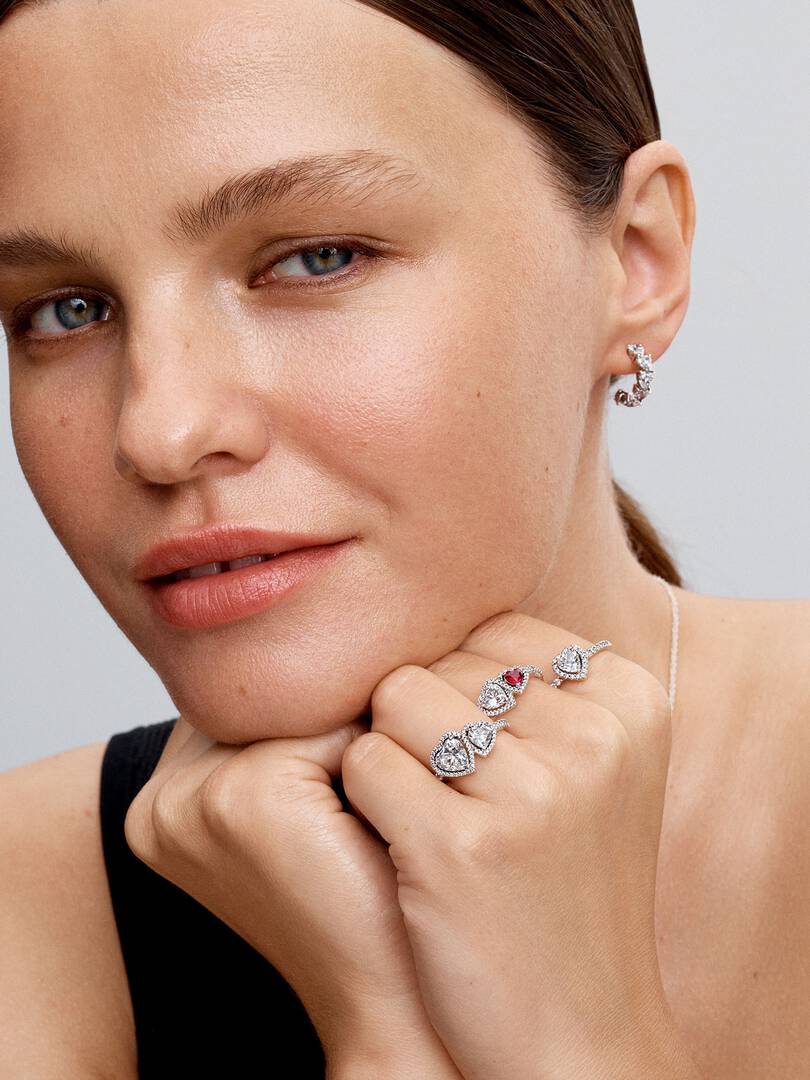 Pendientes de aro abiertos con corazones brillantes
